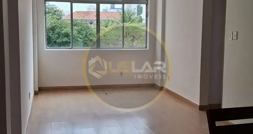 Apartamento de 2 dormitórios com sala para 2 ambientes e garagem