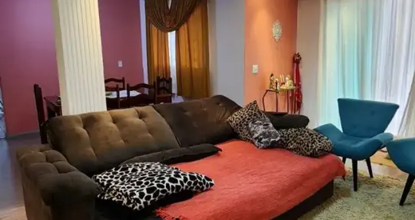 ** LINDO SOBRADO COM PORTÃO AUTOMATIZADO A 1 MINUTO DO CENTRO!**
