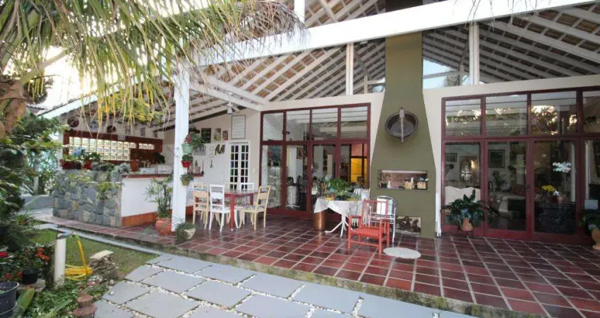 Casa com 4 dormitórios à venda, 305 m² por R$ 2.400.000,00 - Jardim Panorama - Guaratinguetá/SP