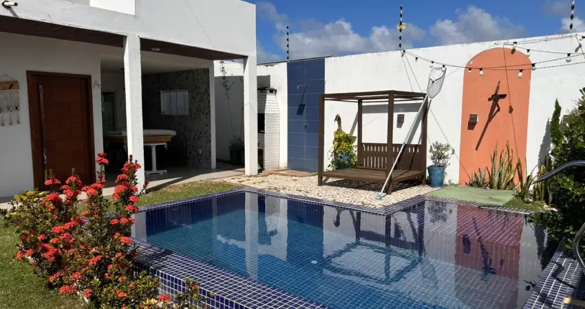 Encante-se com esta linda casa, porteira fechada, perfeita para quem busca conforto, praticidade e lazer em um só lugar.