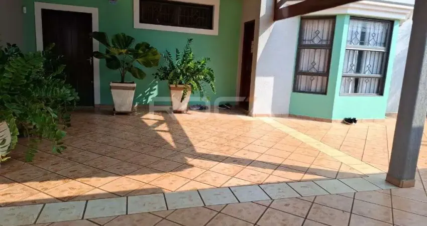 Casa de alto padrão com 3 dormitórios e piscina aquecida em Monte Alegre