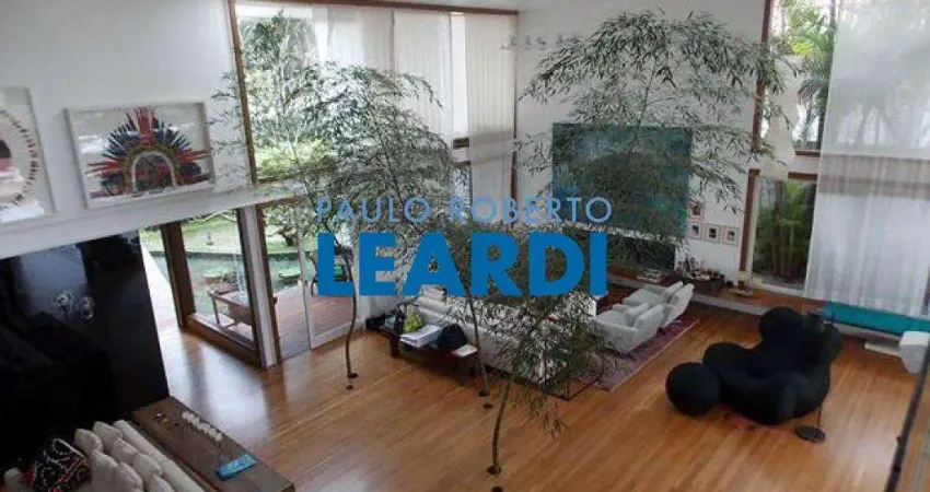 Casa à venda na Rua Estuário, 522, Chácara Monte Alegre, São Paulo