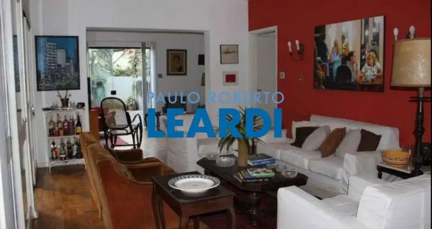 Casa à venda na Rua Angatuba, 560, Pacaembu, São Paulo
