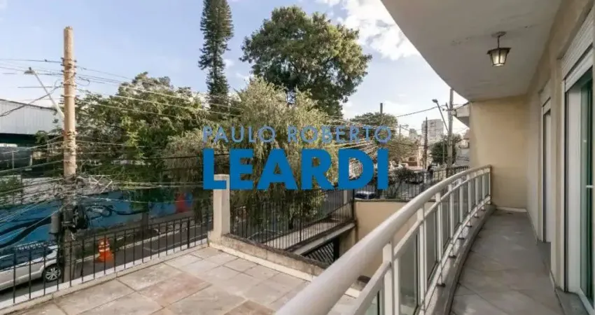 Casa à venda na Rua Senador Carlos Teixeira de Carvalho, 375, Cambuci, São Paulo