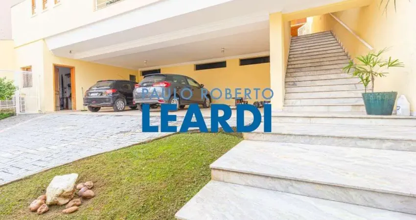 Casa à venda na Avenida Cardeal Motta, 1252, City América, São Paulo