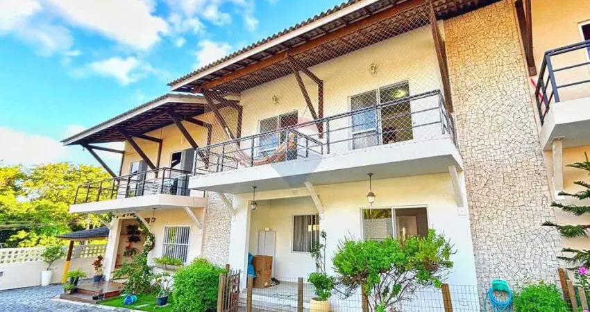 Casa 3/4 em Buraquinho - R$590 mil - Condomínio Fechado