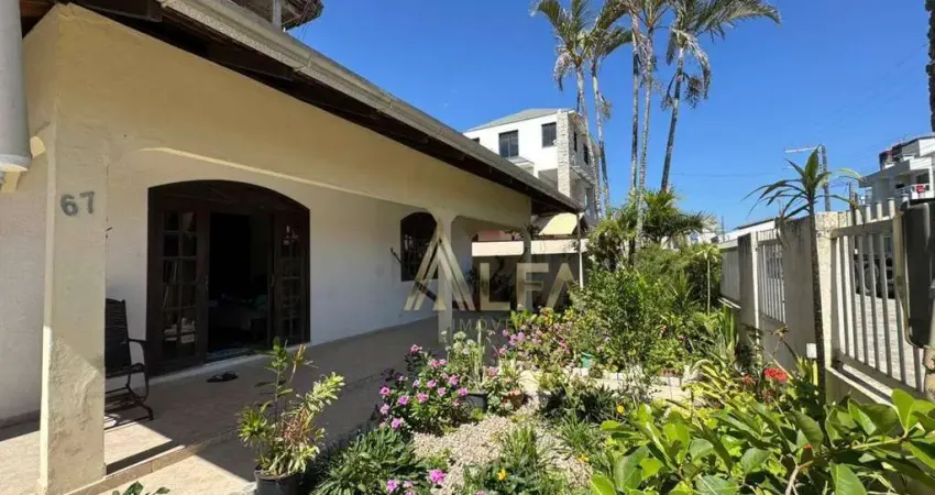 Casa QUADRA MAR com 3 dormitórios à venda, 162 m² por R$ 1.300.000 - Centro - Navegantes/SC