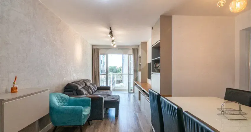 Lindo apartamento reformado com 3 Quartos sendo 1 suíte e Sacada