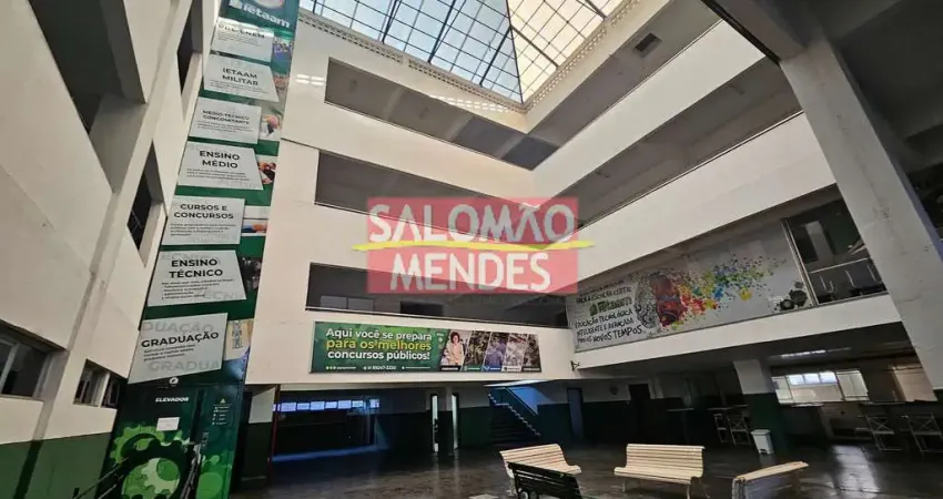 Edificio com 5 andares e elevador em São Brás. 60 vagas privativas