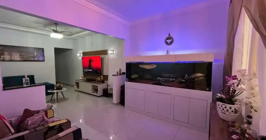 Sobrado à venda em São Vicente com closet, 3 quartos, um sendo suíte.