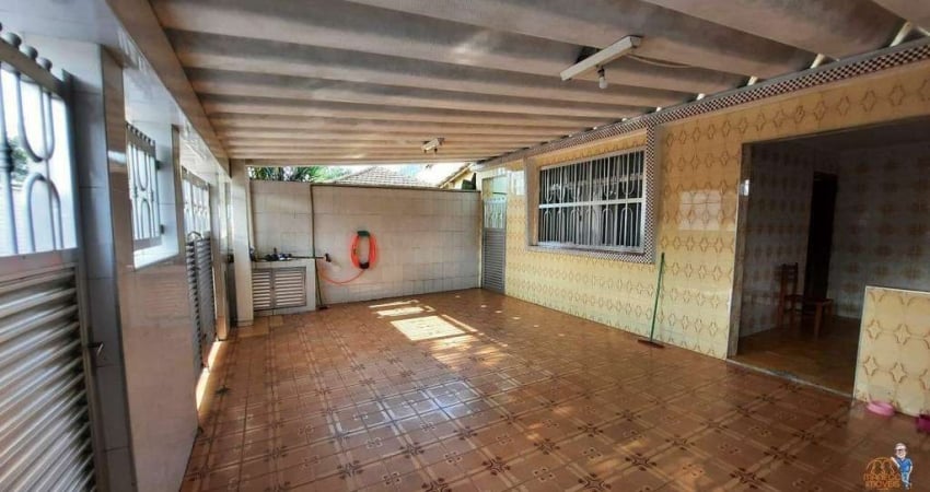 Residência em Santa Maria com três dormitórios e vaga para três veículos na garagem.