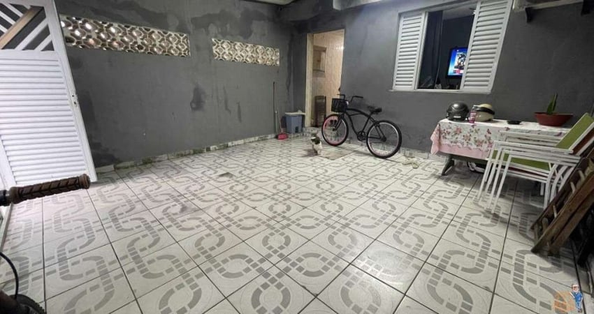 Casa geminada à venda com 2 dormitórios, 2 vagas, no bairro Radio Clube - Santos/SP