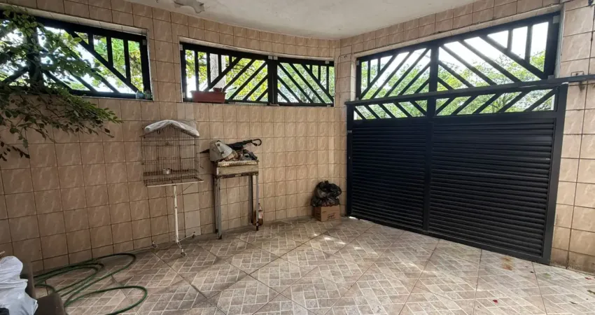 Saia do Aluguel em São Vicente! Casa com 2 Dormitórios, Quintal e Vaga de Garagem