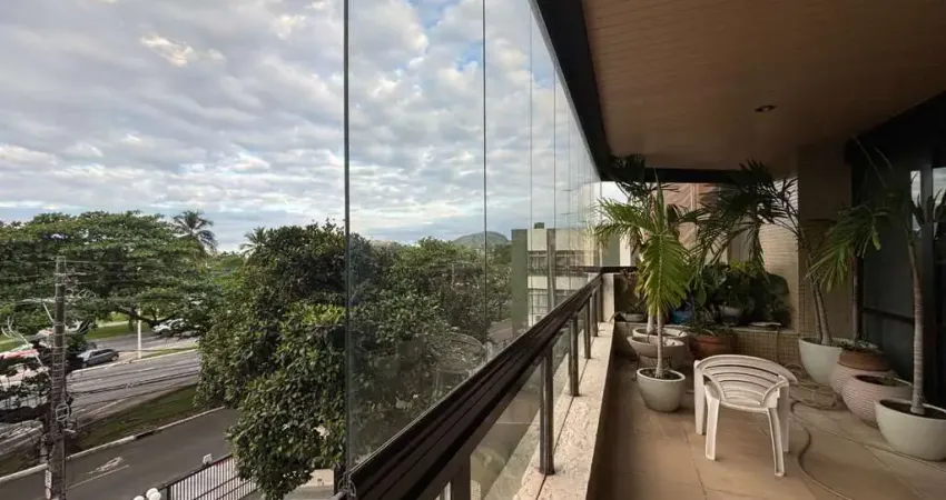 Amplo imóvel com excelente localização numa das principais avenidas da praia do canto!