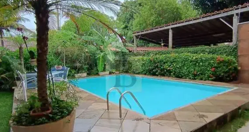 Casa à venda em Itaipu, Niterói-RJ: 4 quartos, 1 suíte, 3 salas, 3 banheiros, 3 vagas, 202m². Confira!