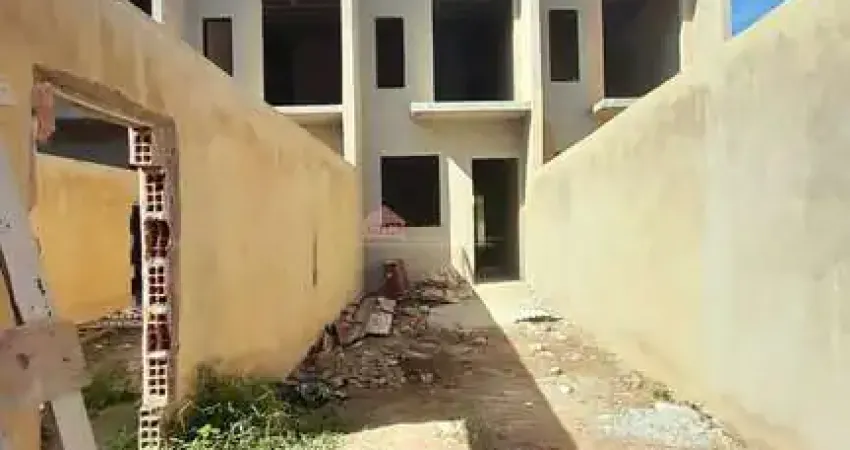 Casa 2 quartos com suíte, varanda, quintal nos fundos e na frente com 2 vagas