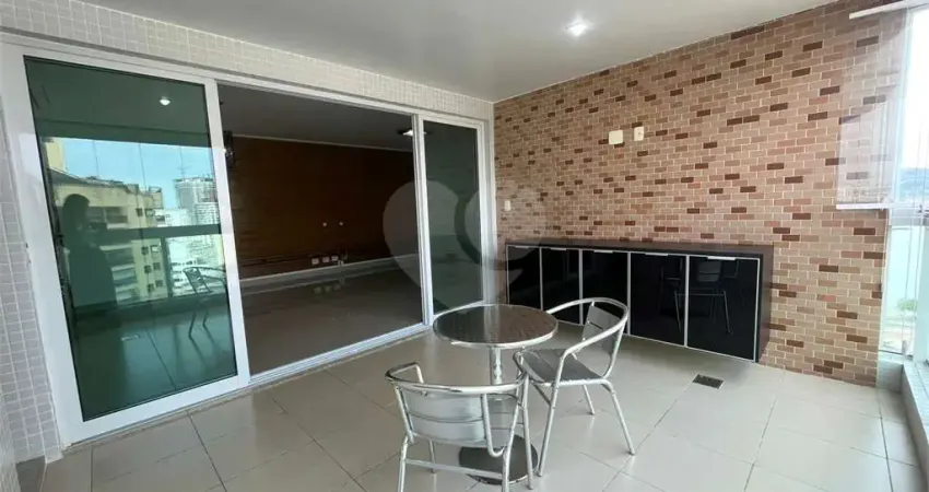 Apartamento com 3 quartos para alugar na Avenida Rei Alberto I, 363, Ponta da Praia, Santos