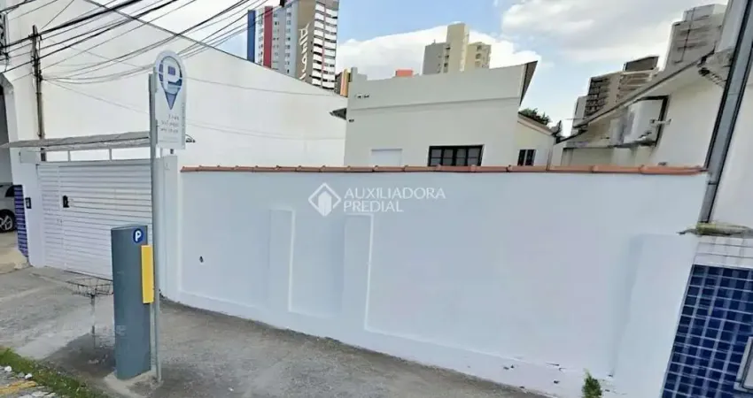 Terreno com 400m², excelente oportunidade de investimento de uso comercial ou residencial.