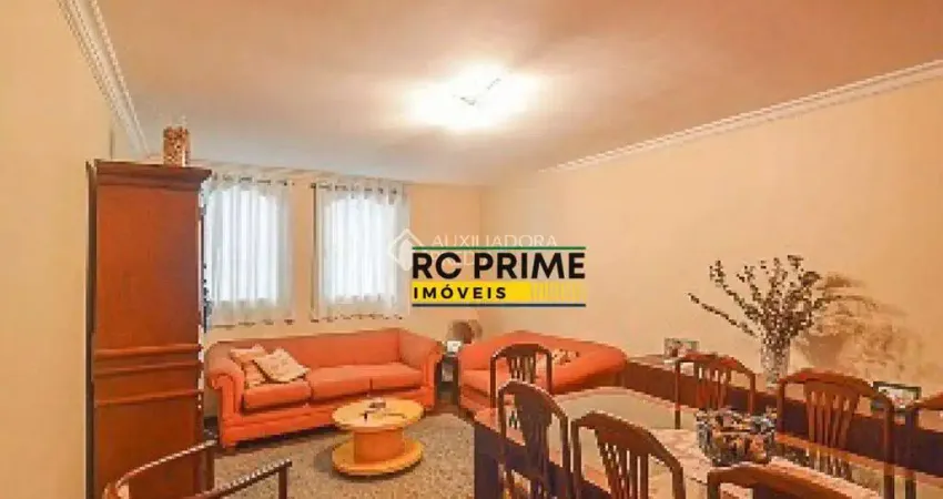 Casa à venda com 3 quartos, sendo 1 suíte, e 3 banheiros no total.