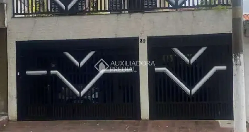 Sobrado com 3 dormitórios sendo 1 suíte, escritório e 2 vagas de garagem.