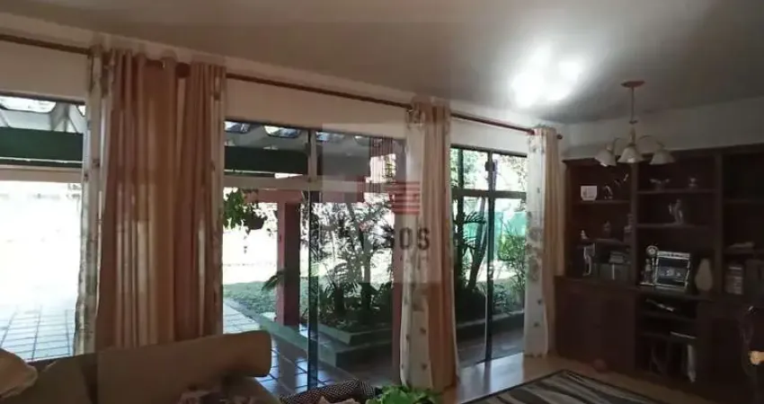 Casa Térrea com 3 Suítes, Amplo Terreno e Excelente Localização - Pronta para Morar!