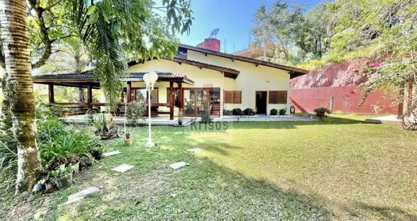 Excelente Casa à Venda com Linda Vista e Privacidade!