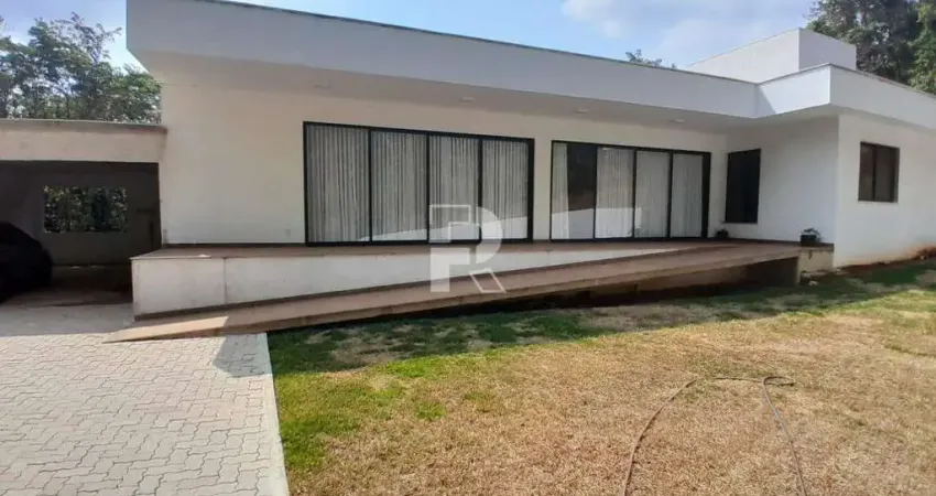 Casa à venda em condomínio com 4 suítes, recém construída e com habite-se