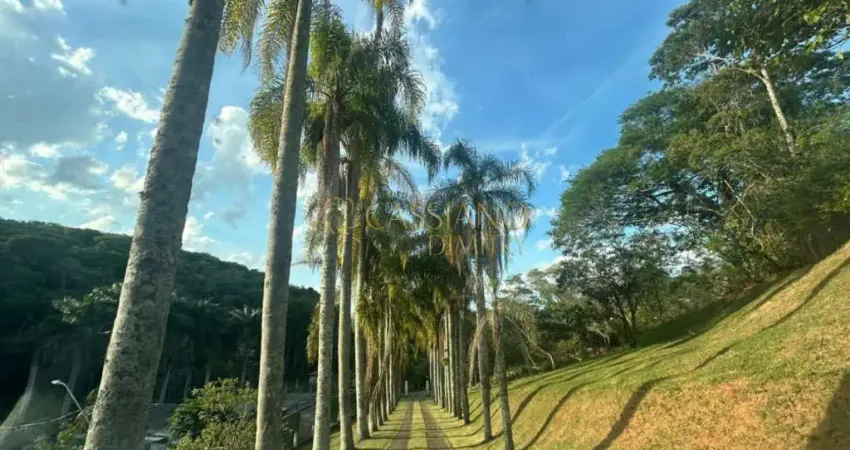 Chácara à venda de 10.000m² | 03 dormitórios, sendo 01 suíte, 03 banheiros e 04 vagas de garagem | bairro pau de saia | recanto ippensen | são josé dos campos |
