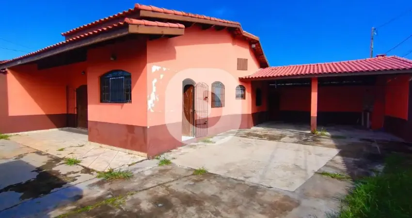Casa com 3 Quartos, 900 metros da Praia, Quintal Grande - escriturada