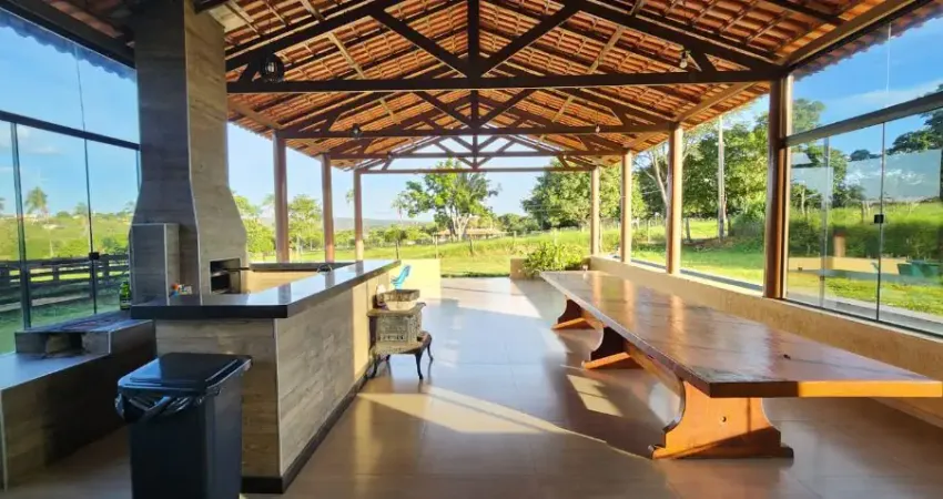 -Chácara ótima localização, acesso lado corumbá, toda formada, estrutura gado, cavalos, divisões pastagens, rica em água casa sede, casa caseiro