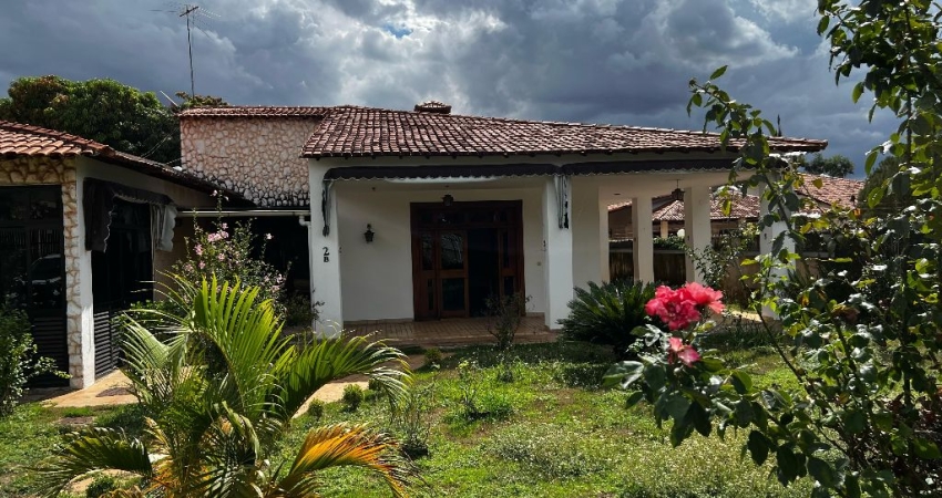 -Casa ampla térrea 6 suítes casa colonial excelente condomínio fechado e localização privilegiad