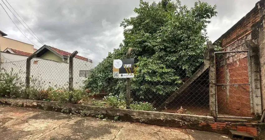 Terreno com 296 m², topografia plana e ótima localização no bairro primeiro de maio.