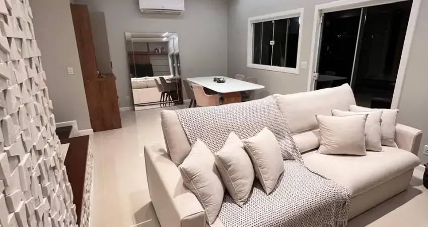 Deslumbrante Casa 3 quartos  sendo 1 suite , com piscina , total conforto em Condomínio no Sapê