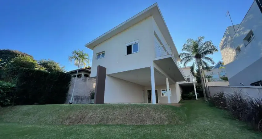 Casa em Condomínio com 5 Quartos e 6 banheiros para locação.