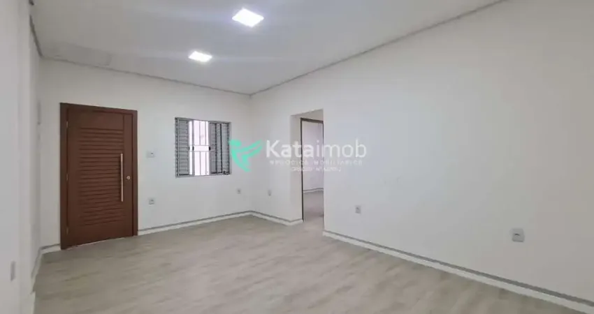 Casa para locação, 2 domritórios, 1 banheiros, 1 vaga , excelente localização, á 4 minutos do metrô