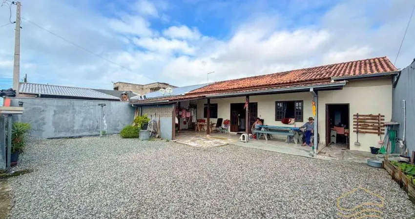 Casa de alvenaria ótima localização no Centro - Balneário Barra do Sul