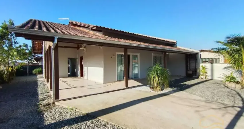 Casa de esquina - 200m da lagoa- costeira - balneário barra do sul