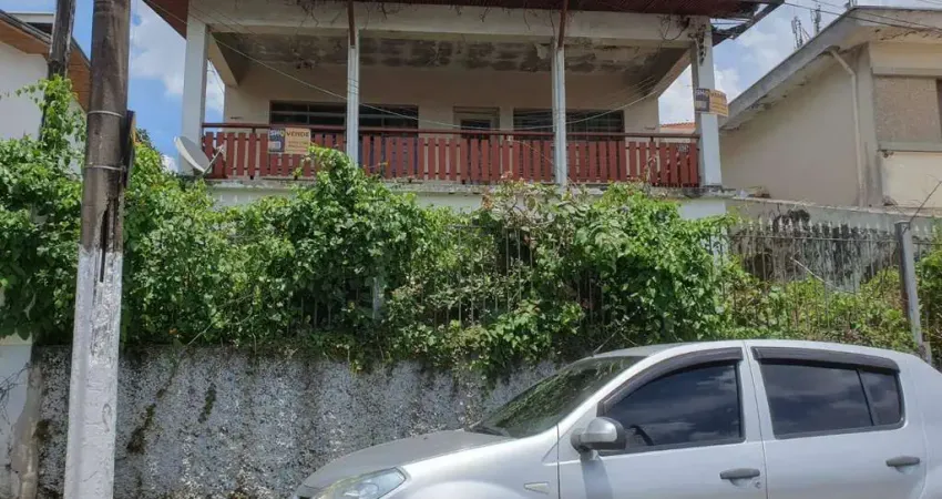 Casa à venda perto do metrô Jabaquara com 3 quartos e garagem coberta.
