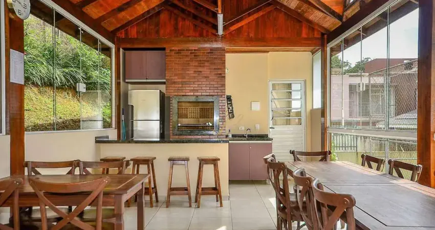 Maravilhosa Casa Rústica com 220m² em Condomínio no Abranches!