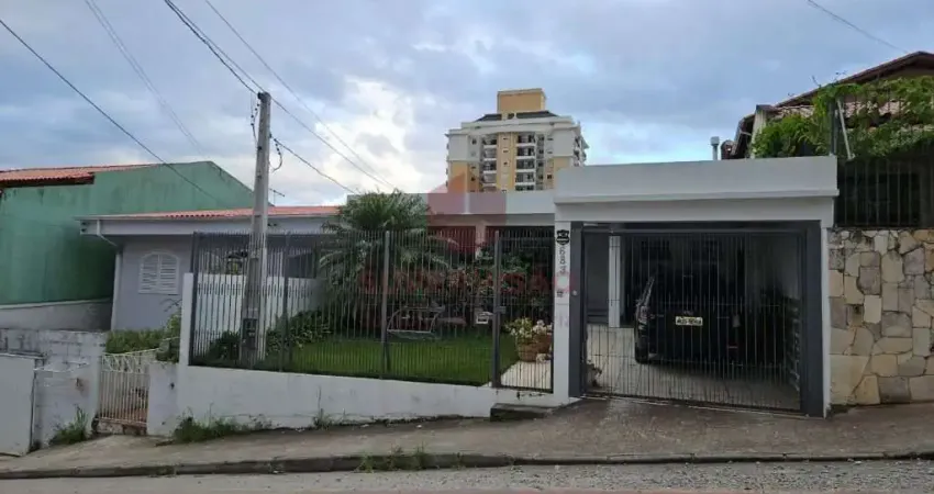 Casa com 3 quartos à venda na Rua Manoel Loureiro, 683, Barreiros, São José