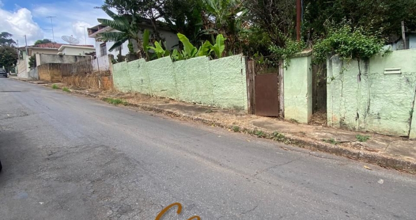OPORTUNIDADE NO CENTRO DE MATEUS LEME/MG – IMÓVEL COM NASCENTE !