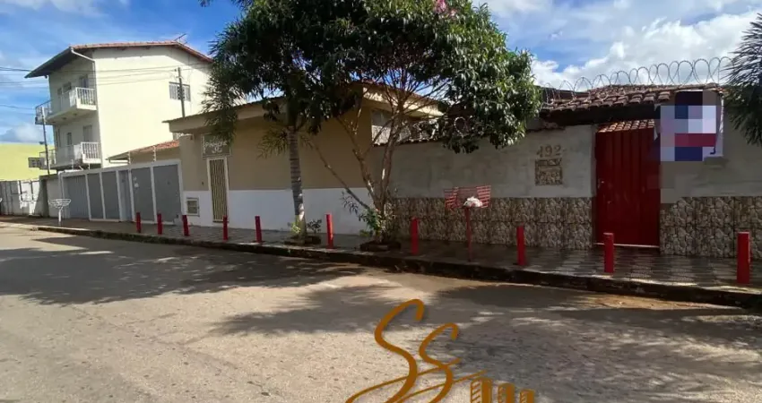 Casa de Esquina com 414m² em Rua Comercial, Centro de Mateus Leme/MG