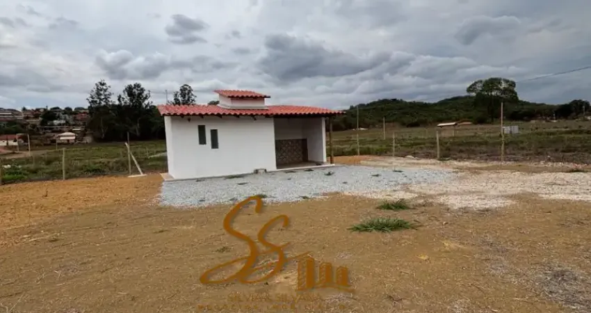 Sítiozinho encantador em serra azul – mateus leme/mg charmoso e aconchegante, este imóvel fica a apenas 300 metros do centro de serra azul, em uma região tranquila e arborizada. área total: 400m²