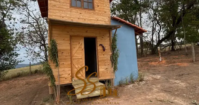 Cód 419 chalezinho em madeira super charmoso – serra azul, mateus leme/mg encante-se com este chalezinho acolhedor em madeira, a apenas 300 metros do centro de serra azul, em uma região tranquila e c