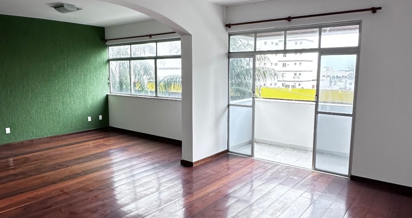 Apartamento 4/4 sendo 01 suíte, localização privilegiada, nascente!!