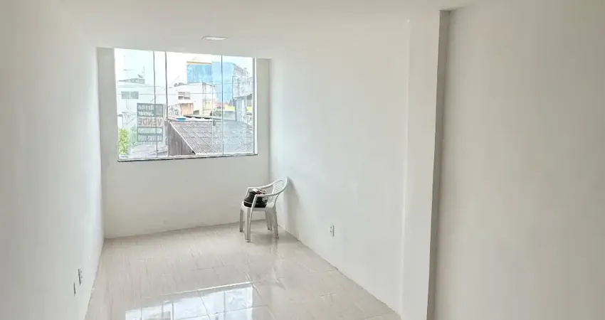Apartamento 2/4 com suíte, banheiro social, localização privilegiada!!
