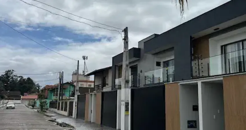Casa alto padrão no floresta , acabamento de primeira , com piscina e deck ,churrasqueira carvão.  total 250metros.