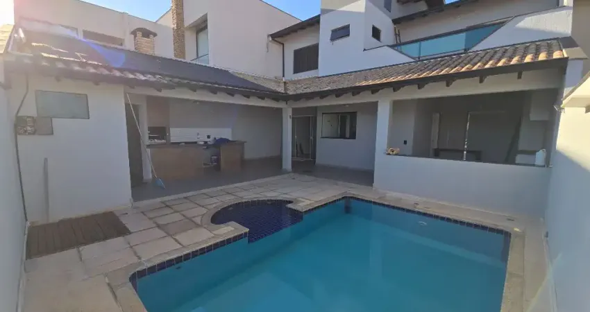 Sobrado a venda em condomínio 4 quartos sendo 2 suítes, piscina