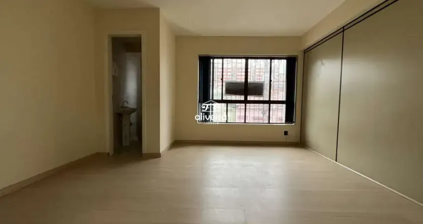 Sala comercial desocupada, localizada no coração da cidade.