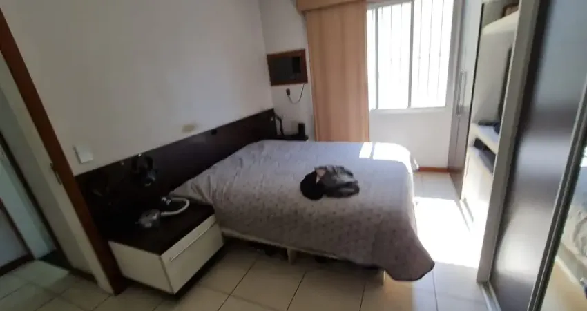 Apartamento de 2 quartos com suíte no miolo da Praia do Canto